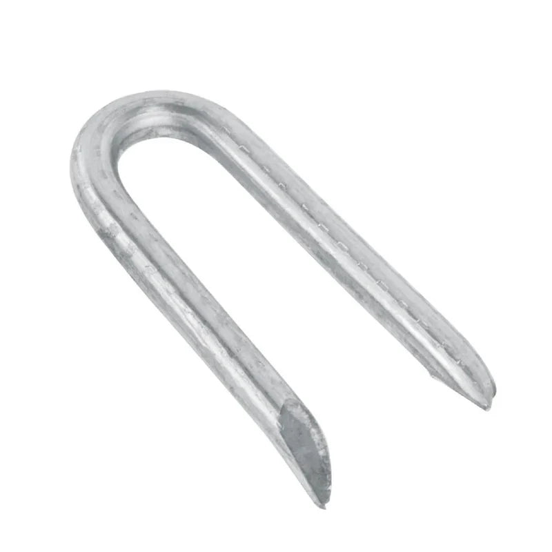 CLAVOS GRAPAS U GALVANIZADA DE 3.8MM X32 MM. PARA ALAMBRE DE PUAS (BOLSA DE 1KG. / 2.2LBS)