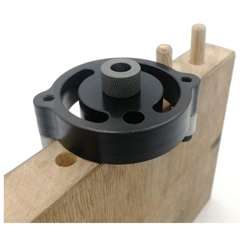 [SKUIMG]LI38|LI38-FRONTEND-H6hSVoRZdVe6bDRj.png|GUÍA AUTOCENTRANTE PARA PERFORACIÓN DE AGUJEROS EN CANTOS DE MADERA 6/8/10MM